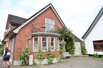 traditionelles deutsches Backsteinhaus mit sch&ouml;nem Erker und Balkon in der Stadt Arnis, der kleinsten Stadt Deutschlands in Schleswig-Holstein