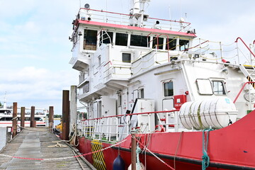 Seitenansicht eines rotes Rettungsschiffs mit Schiffsbrücke im Hafen der Stadt Arnis in...