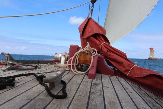 Pont avant de bateau homardier traditionnel, ville de Loguivy, departement des Cotes d'Armor, region Bretagne, France