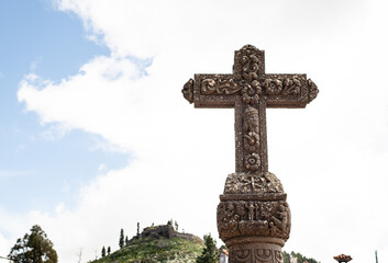 Steinernes Kruzifix, Jesus am Kreuz mit Totenköpfen, Cruz de Tejeda auf Gran Canaria