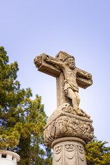 Fototapeta premium Steinernes Kruzifix, Jesus am Kreuz mit Totenköpfen, Cruz de Tejeda auf Gran Canaria