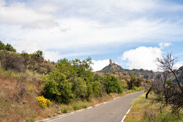 Ausblick auf kanarische Berglandschaft, Roque Nublo und Roque Bentayga bei strahlendem Sonnenschein und blauem Himmel
