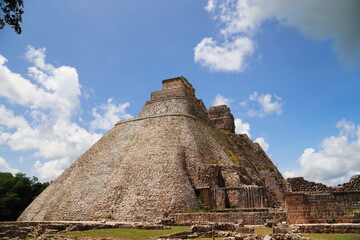 Fototapeta na wymiar Piramid Uxmal in Yicatam and blue sky
