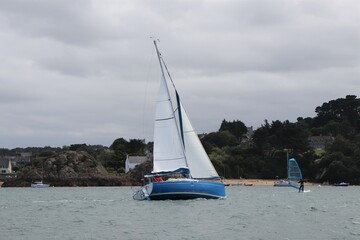 Fototapeta premium Voilier sur la mer manche au large de la Bretagne, departement des Cotes d'Armor, region Bretagne, France