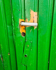 Eine alte Tür am Schuppen im Garten