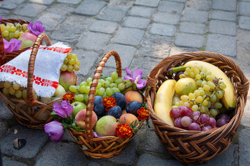 There are various fruits in the baskets. For consecration.