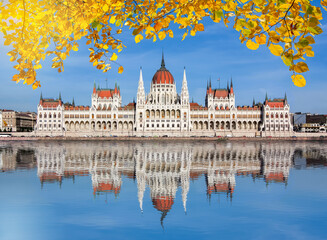 Fototapeta premium Hungarian Parliament Building in autumn reflected in Danube river, Budapest, Hungary