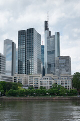 Fototapeta na wymiar Wysokie wieżowce, nowoczesna metropolia. Frankfurt nad Menem