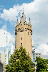Fototapeta na wymiar Wieża, dawna brama fortyfikacji. Frankfurt nad Menem