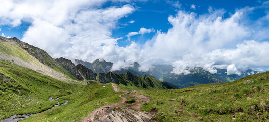 Wanderweg zur Ahornspitze im Zillertal. Der Ahorn in Österreich mit etwas unter 3000 Metern Höhe...