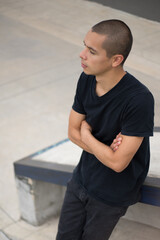 Obraz premium young latin man leaning against wall