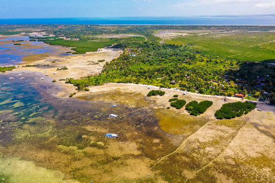 フィリピン、セブ島の近くにあるオランゴ島をドローンで撮影した空撮写真 Aerial photo of Olango Island near Cebu, Philippines, taken by drone.