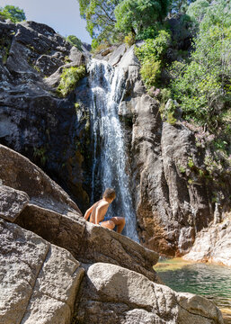 Paisagem de cascata no Parque Natural Peneda Ger&ecirc;s, Portugal, com pessoas