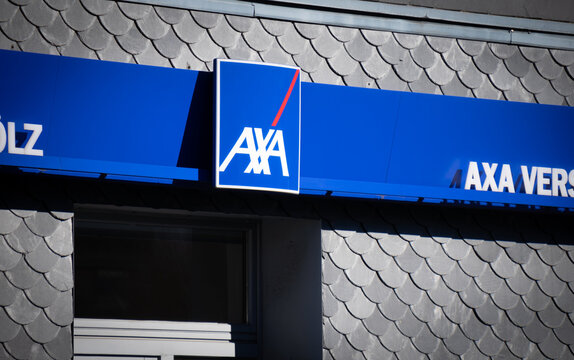 Eine AXA Versicherungsschild an einem Gebäude