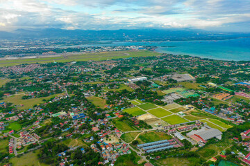 Fototapeta na wymiar フィリピン、セブ島の近くにあるマクタン島をドローンで撮影した空撮写真 Aerial view of Mactan Island, near Cebu, Philippines, taken by drone.