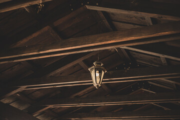 Farol en un techo de madera 