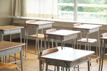 学校の教室　窓際の席