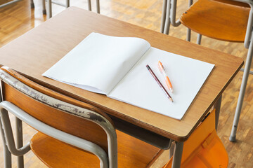 学校の教室　机の上の白紙のノートとえんぴつ