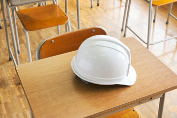 教室の中のヘルメット。日本の学校