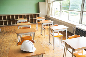 教室の中のヘルメット。日本の学校