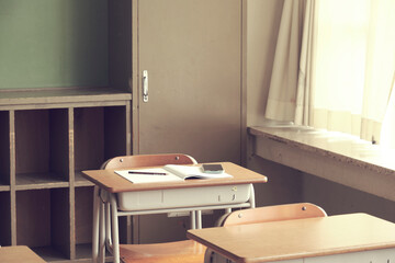 教室の窓際の席。日本の学校
