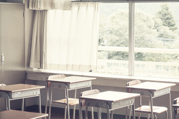 教室の窓際の席。日本の学校
