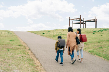 道を歩く親子（後ろ姿）
