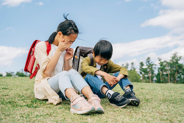 泣く小学生
