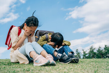 泣く小学生
