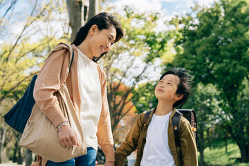 小学生の男の子とママ
