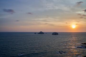 Obraz premium Scenic View of Mazatlán Mexico beach sunset with view of rock formations in the Sea. 