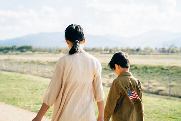 道を歩く小学生の後ろ姿
