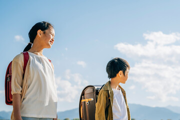 道を歩く小学生
