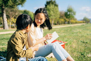 本を読む小学生（笑顔）
