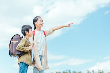 笑顔の小学生
