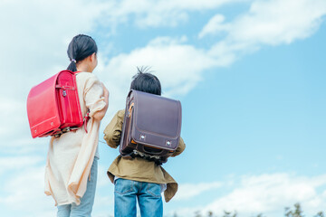 ランドセルを背負った小学生の後ろ姿
