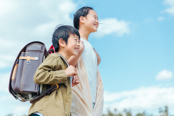 笑顔の小学生（青空）
