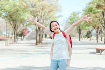 バンザイする小学生（新緑）
