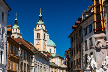 Fototapeta na wymiar スロベニア　リュブリャナの旧市街のタウンスクエアから見える聖ニコラオス大聖堂