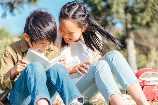 本を読む小学生
