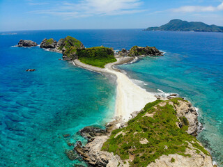 沖縄県島尻郡座間味村の慶良間諸島の阿嘉島をドローンで撮影した空撮写真 Aerial view of Aka Island in the Kerama Islands, Zamami Village, Shimajiri County, Okinawa Prefecture, taken with a drone.