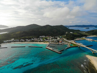 沖縄県島尻郡座間味村の慶良間諸島の阿嘉島をドローンで撮影した空撮写真 Aerial view of Aka Island in the Kerama Islands, Zamami Village, Shimajiri County, Okinawa Prefecture, taken with a drone.