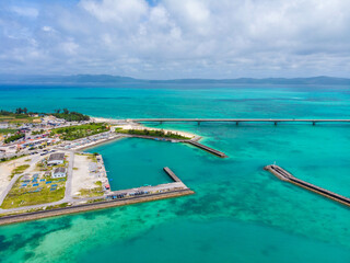 沖縄県国頭郡今帰仁村の古宇利島周辺の橋などをドローンで撮影した空撮写真 