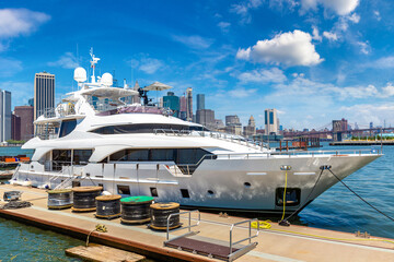 Luxury boat against Manhattan cityscape - obrazy, fototapety, plakaty