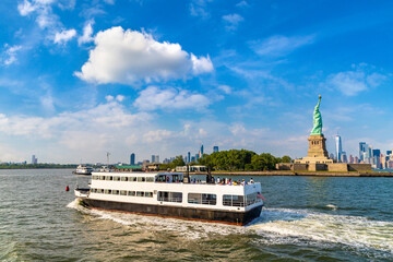 Statue of Liberty and ship in New York - obrazy, fototapety, plakaty