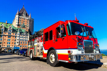 Naklejka premium Fire engine truck, Frontenac Castle in Quebec