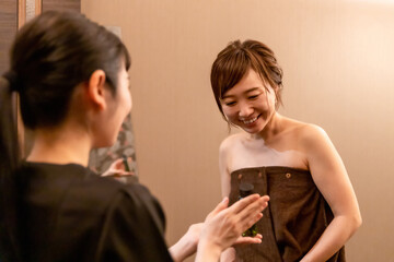 スキンケア商品の説明を受ける女性
