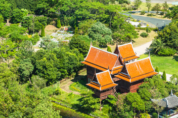 Fototapeta na wymiar 日本　静岡県浜松市の浜名湖ガーデンパークの国際庭園、タイの庭