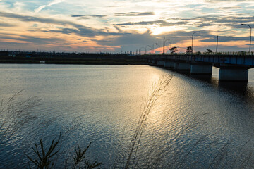 Obraz premium 日本 静岡県磐田市の夕暮れに染まる空と太田川