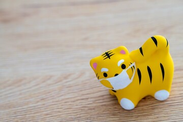 令和4年(2022年）寅年年賀状 はがきテンプレート マスクを付けたトラ...